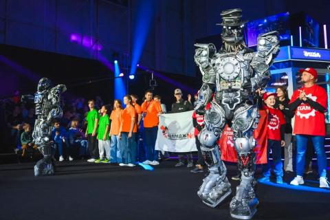 Посетители выставки на острове Киш приняли людей в костюмах за роботов – Travelask.ru