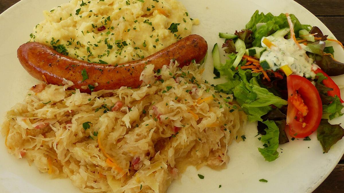 Жареная колбаска с квашеной капустой и картофельным пюре