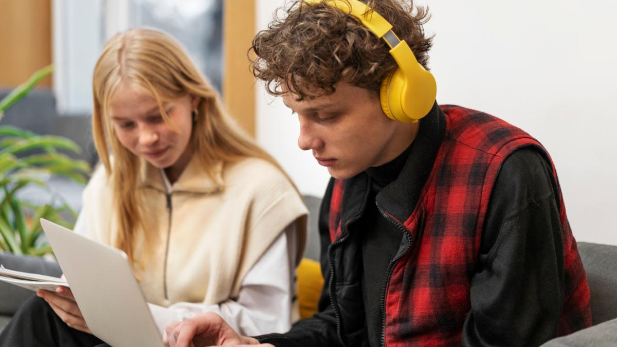 Молодёж в компьютерах