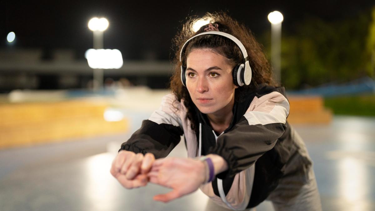 Тренировка девушки на улице