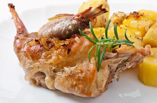 Тушение кролика в сметанном соусе требует предварительной обжарки — повар