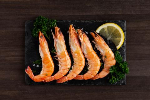 Креветки в салате формируют мягкую белковую основу — шеф-повара