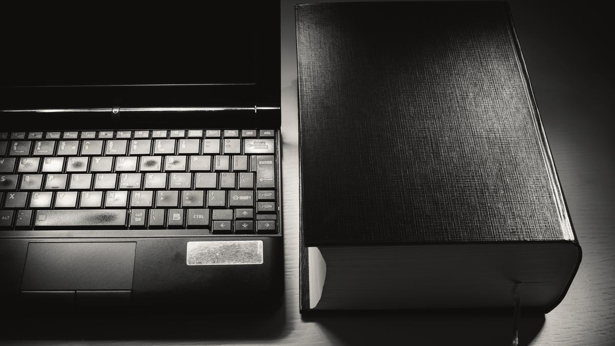 Ноутбук и книга