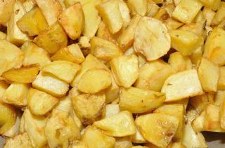 Салат с жареным картофелем и ветчиной создаёт насыщенный домашний вкус — кулинары