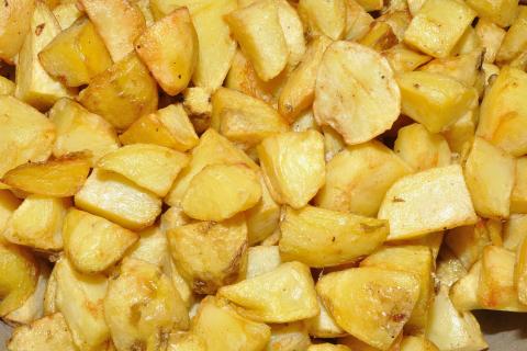 Салат с жареным картофелем и ветчиной создаёт насыщенный домашний вкус — кулинары