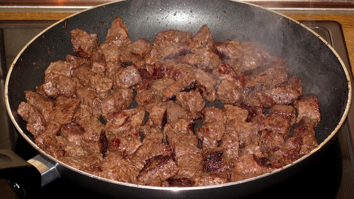 Зажарка из свинины с луком
