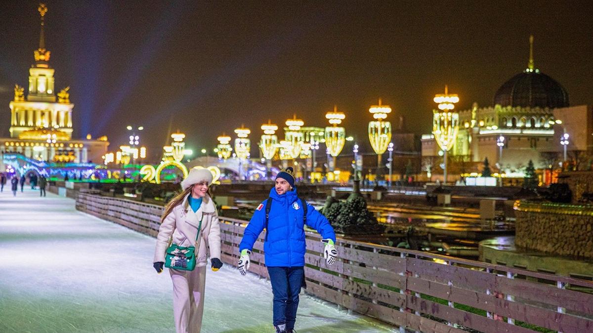 Каток на ВДНХ в Москве