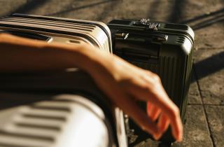 Путешественники кладут AirTag в чемодан для отслеживания багажа — Тревел Тема