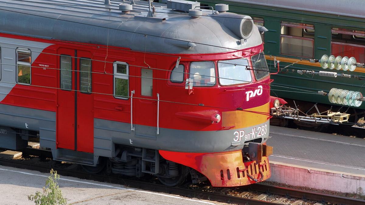 Таганрог. Электричка ЭР9П-К-283 на станции "Таганрог II" Таганрог. Электричка ЭР9П-К-283 на станции "Таганрог II"