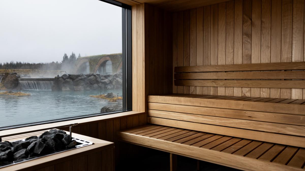 Баня в лагуне Лаугарас в Исландии