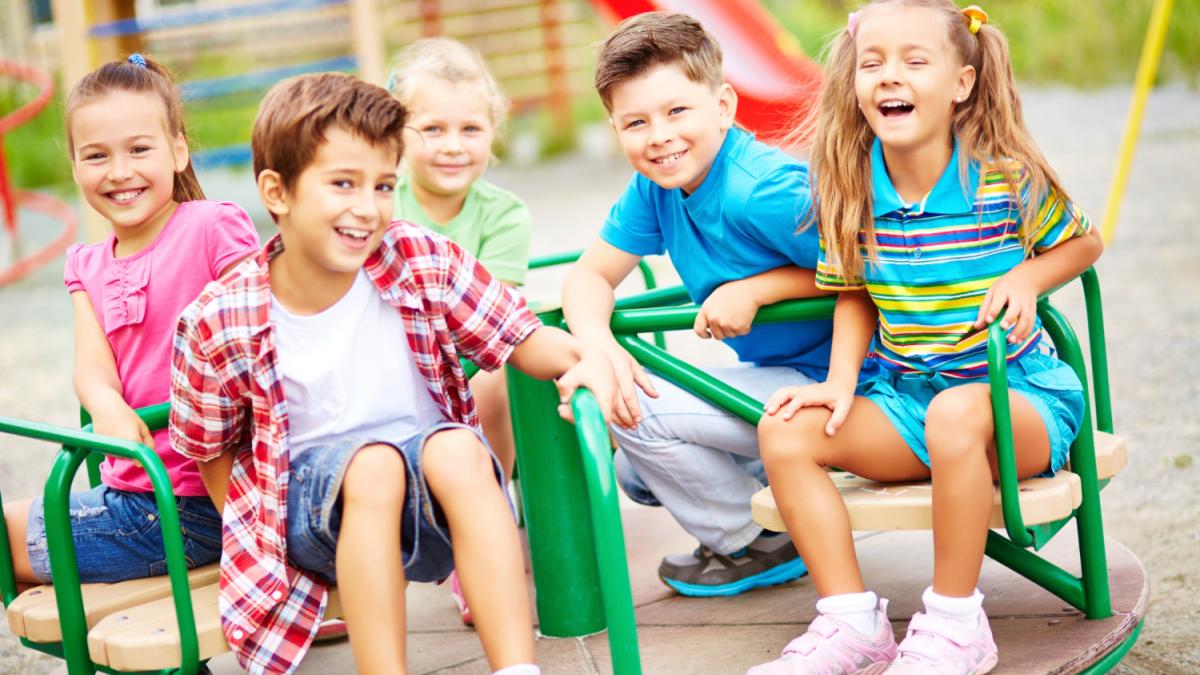 Дети на детской площадке