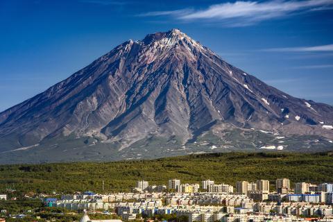 На Камчатке зафиксировали высокую вулканическую активность Безымянного вулкана