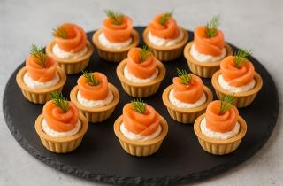 Готовые тарталетки с красной рыбой можно хранить в холодильнике до 3 часов — повар