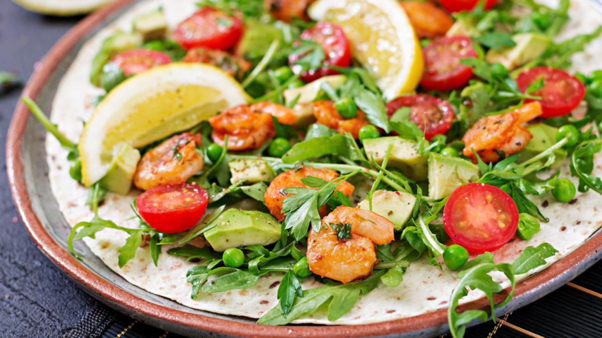 Салат из зеленой рукколы и креветок