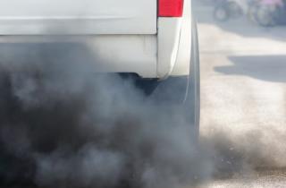 Специалист рассказал, как выявить проблемы с двигателем по синему дыму