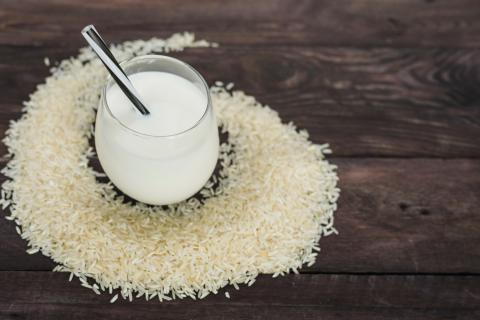 Рисовая вода используется садоводами как бесплатное удобрение для домашних и огородных растений