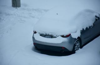 Выхлопные газы автомобиля размораживают примерзшие тормоза — автомеханик