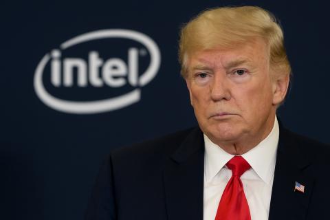 Врач Валерий Новоселов объяснил причины появления синяков у Дональда Трампа