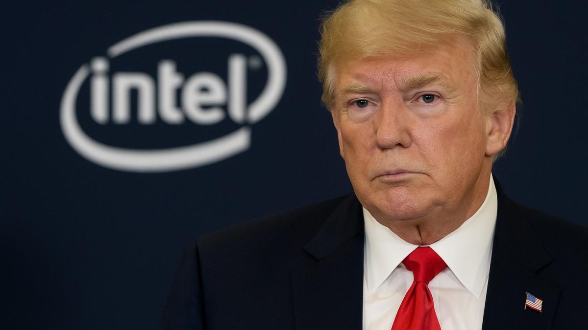 Трамп на фоне интел