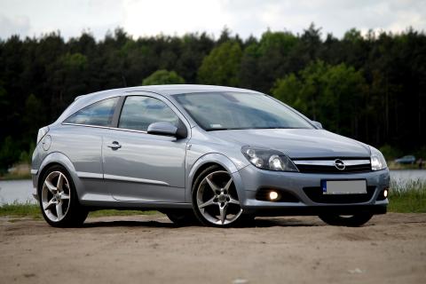 Opel представил обновлённую Astra 2026 с гибридной установкой на 195 л. с.