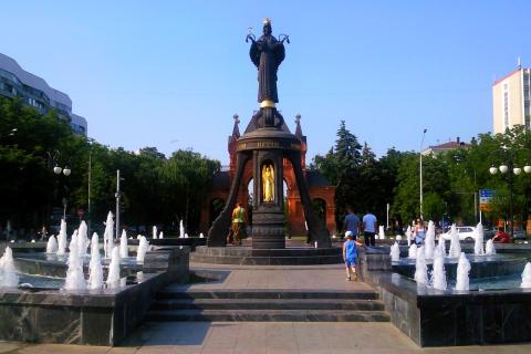 Жителей Краснодара предупредили об опасной жаре и призвали избегать солнца