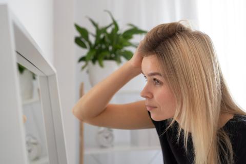Врач Продеус: дефицит железа и болезни щитовидной железы вызывают выпадение волос