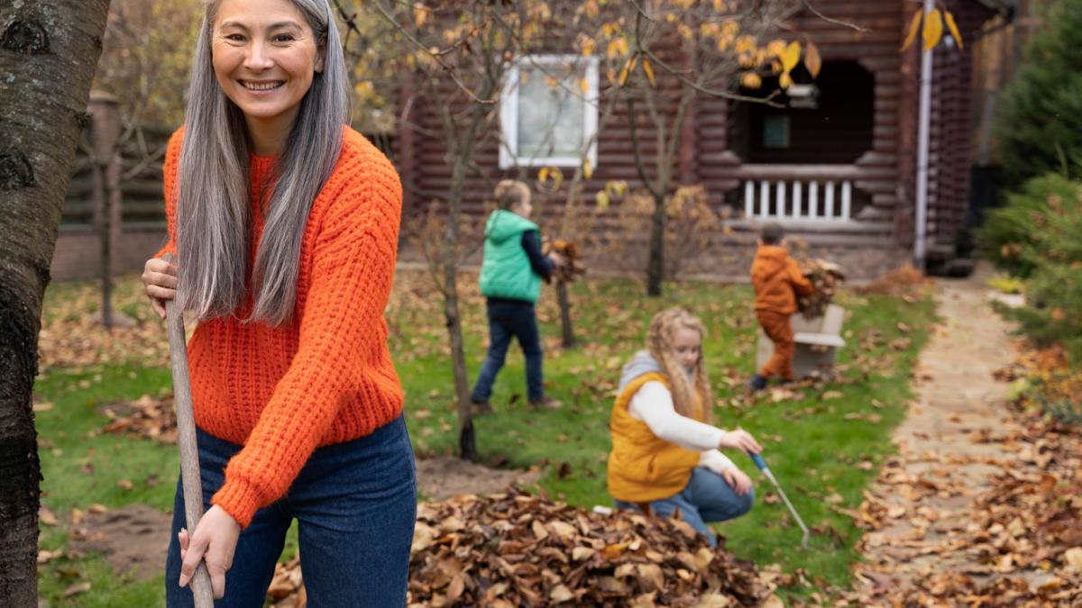 Уборка сада осенью