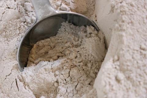Муку можно использовать в саду для улучшения почвы и борьбы с насекомыми