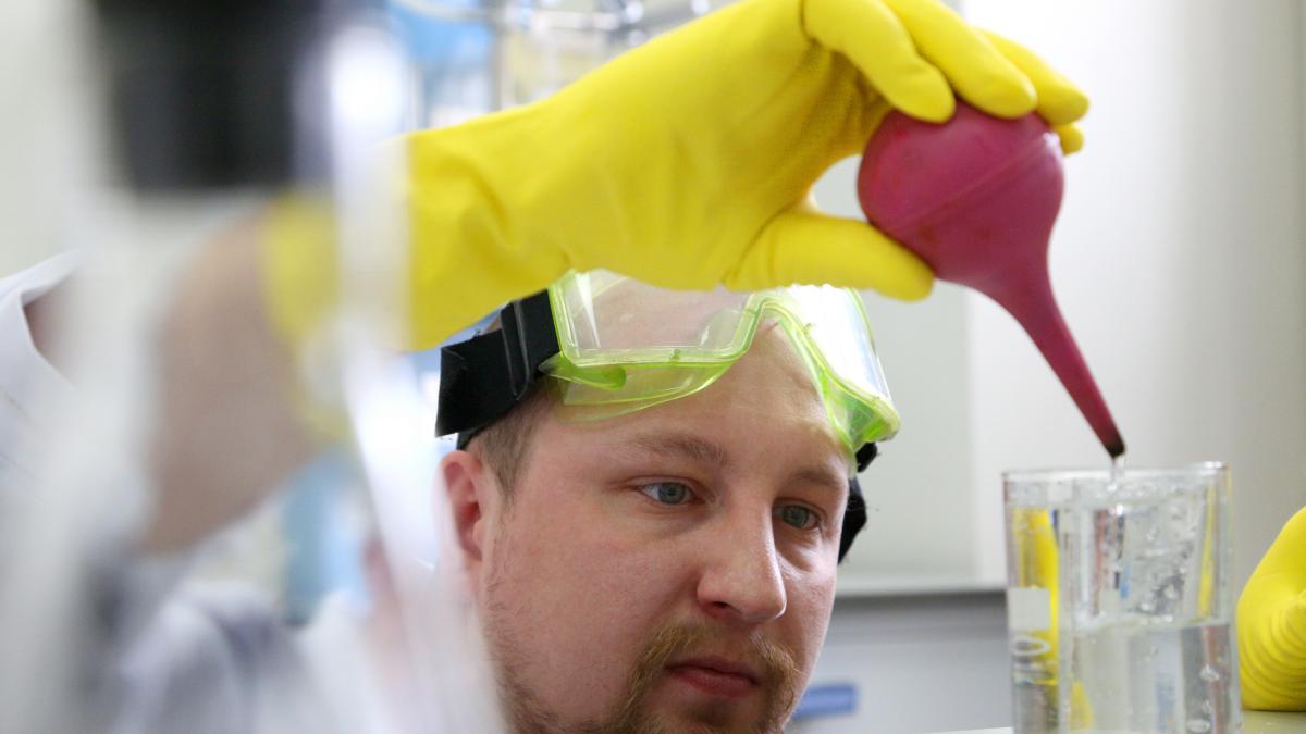 Молодой инженер в лаборатории