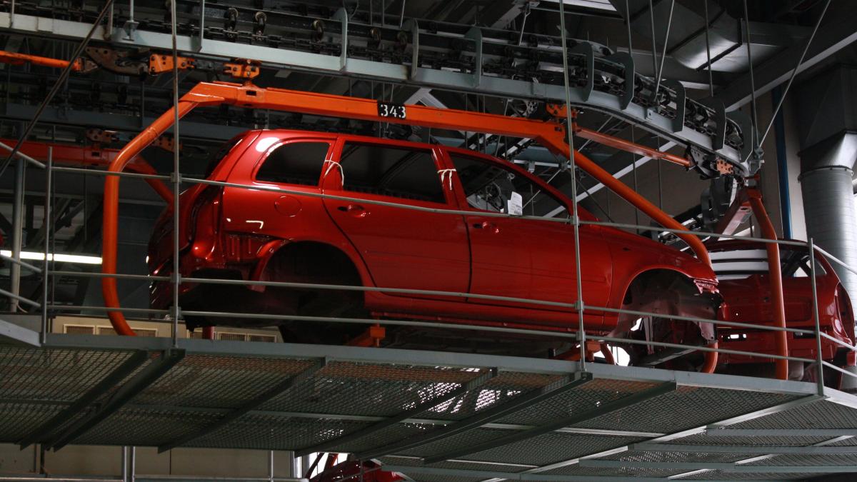 Кузов Lada Kalina на главном конвейре Кузов Lada Kalina на главном конвейре