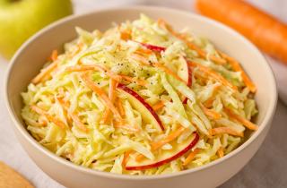 Салат из капусты с лимонным соком вместо уксуса сохраняет хрусткость — повар