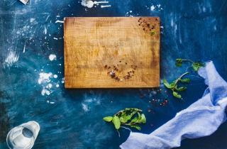 Чеснок въелся в доску намертво — этот простой трюк спасает даже старую поверхность