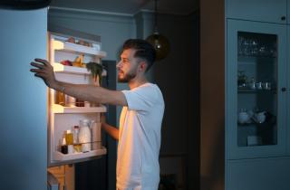 Холодильник как фронт с микробами: как ошибки настройки превращают еду в источник опасности