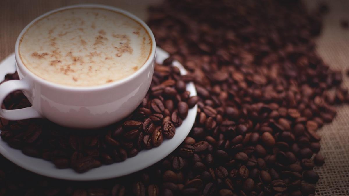 кофейные зерна, чашечка кофе