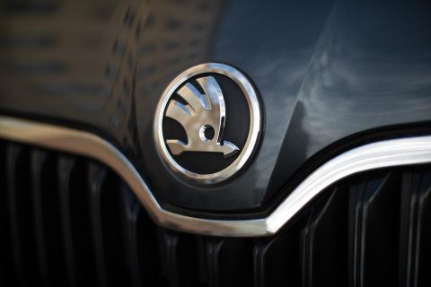 История логотипа Skoda: от двойного знака до стрелы с перьями