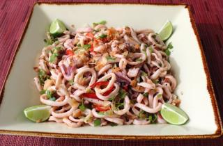 Кальмары, грибы и домашний майонез создают нежный вкус салата — кулинары