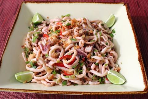 Кальмары, грибы и домашний майонез создают нежный вкус салата — кулинары