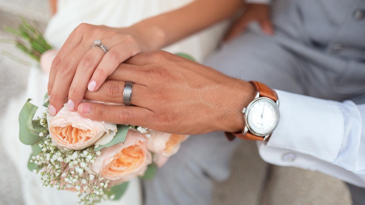 Touching the bouquet (Unsplash)