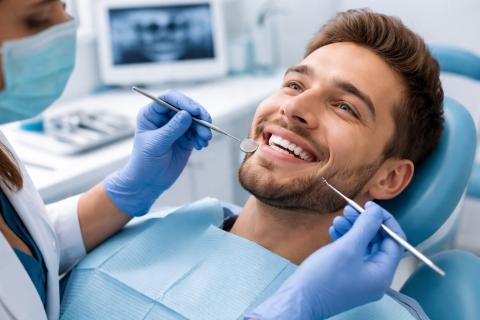 Завтрак, разрушающий улыбку: как каждая чашка сока прокладывает путь к эрозии зубной эмали