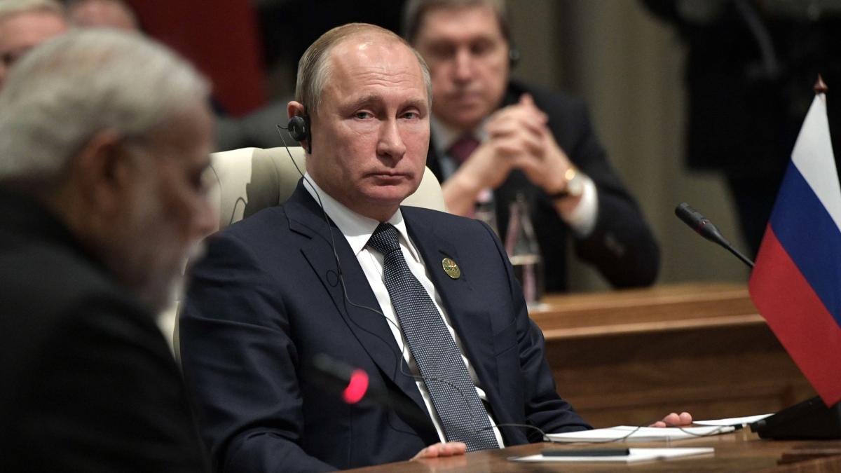 Президент Путин и премьер-министр Моди на встрече лидеров БРИКС в расширенном формате Президент Путин и премьер-министр Моди на встрече лидеров БРИКС в расширенном формате