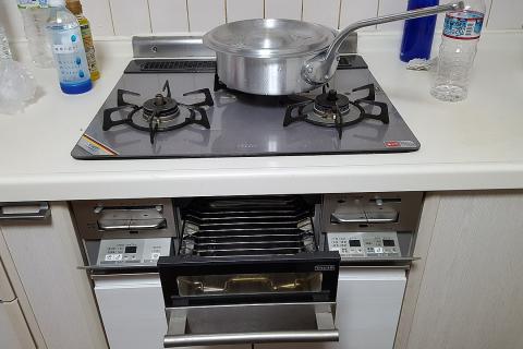 Фартук на кухне с газом: что отвалится и почернеет