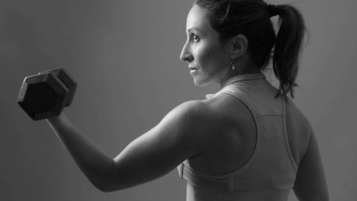 Тренировка с гантелями