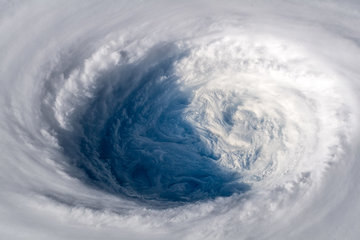 Метеорологи предупредили о приближении тайфуна 