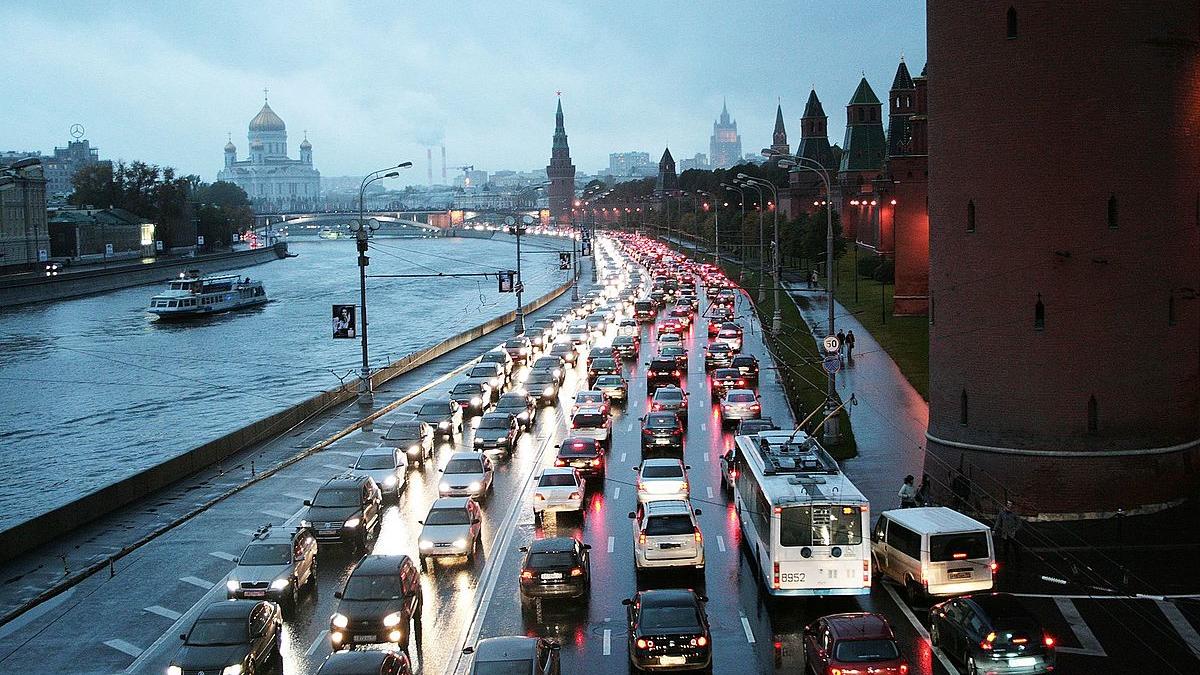 Вечерняя пробка у Кремлёвской стены в Москве