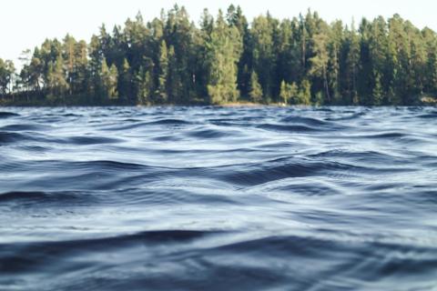 Почему не стоит купать маленьких детей в открытых водоемах: советы врача