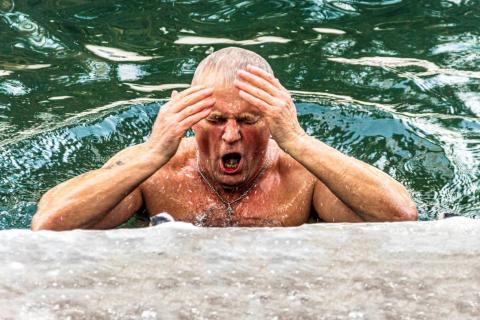 В Якутске провели заплыв при минус 30 градусов в рамках зимнего фестиваля