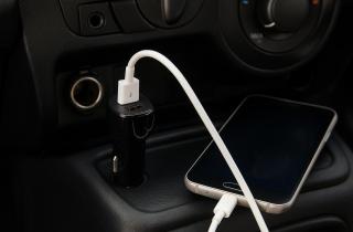 Зарядка телефонов через прикуриватель в старых авто вызывает перегрев и риск возгорания — автоэксперты