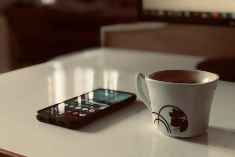 Регулярное употребление кофе формирует толерантность и снижает чувствительность рецепторов — нутрициолог