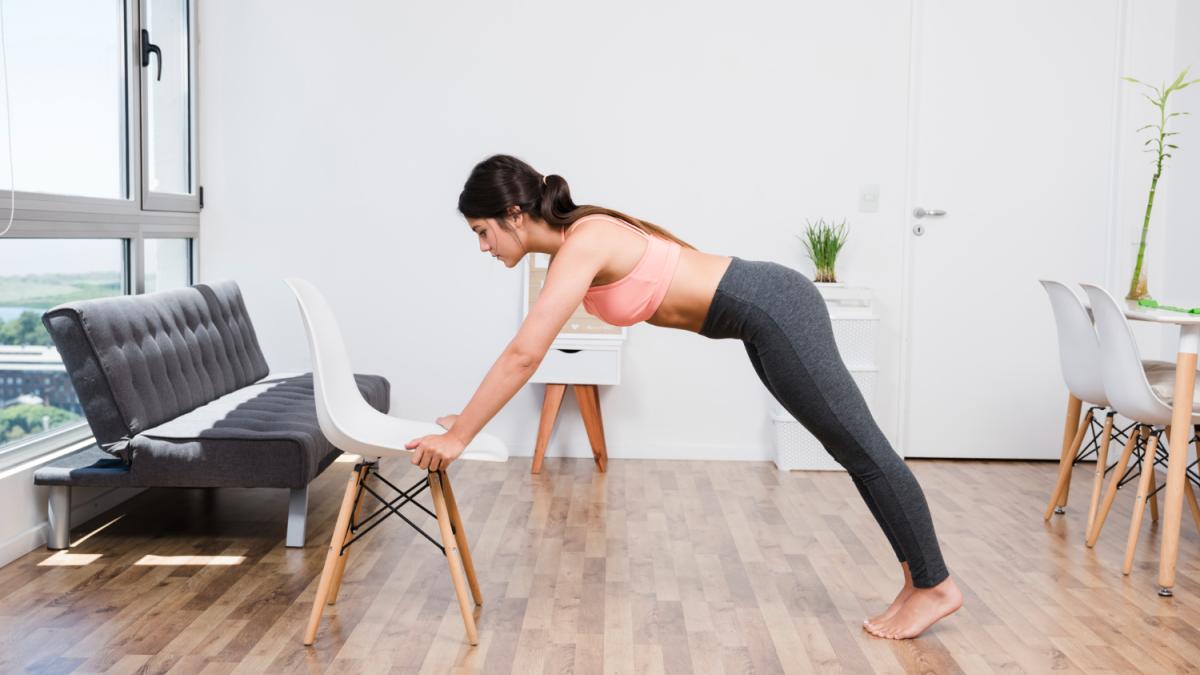 Упражнения со стулом