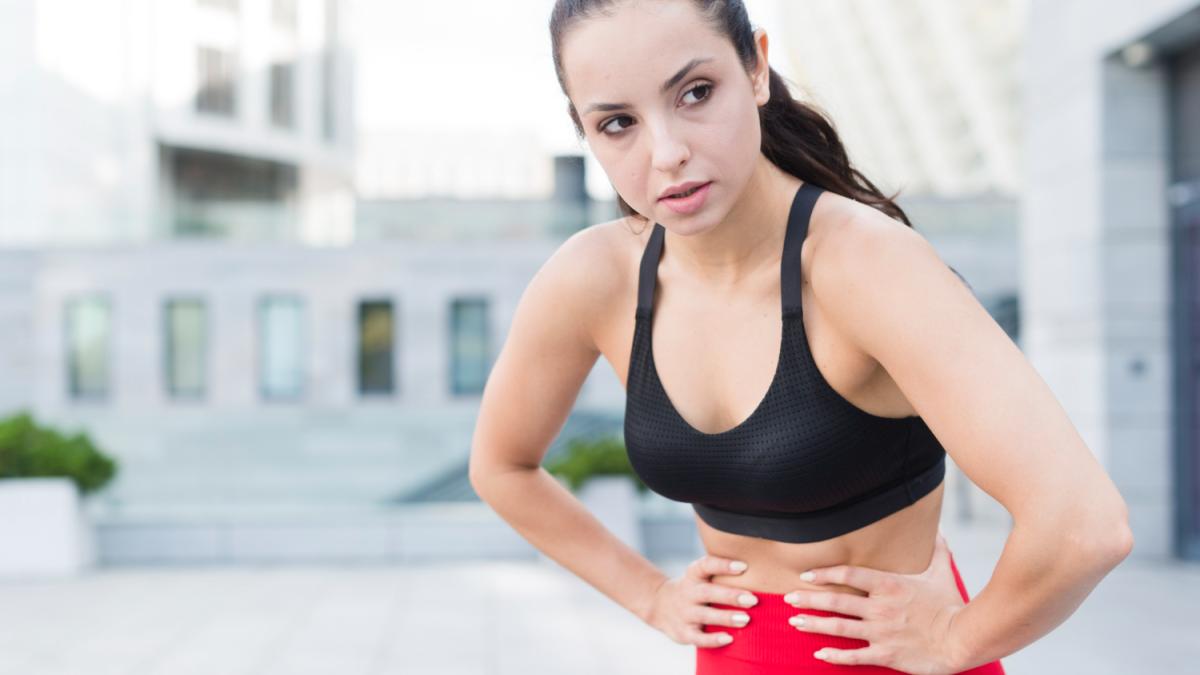 Девушка держится за живот